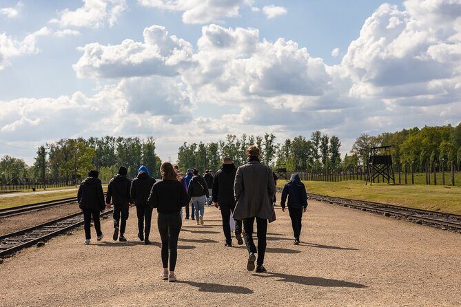 Auschwitz-Birkenau: Day Trip & Transfer from Kraków - What the Guide and Booklets Actually Do for You