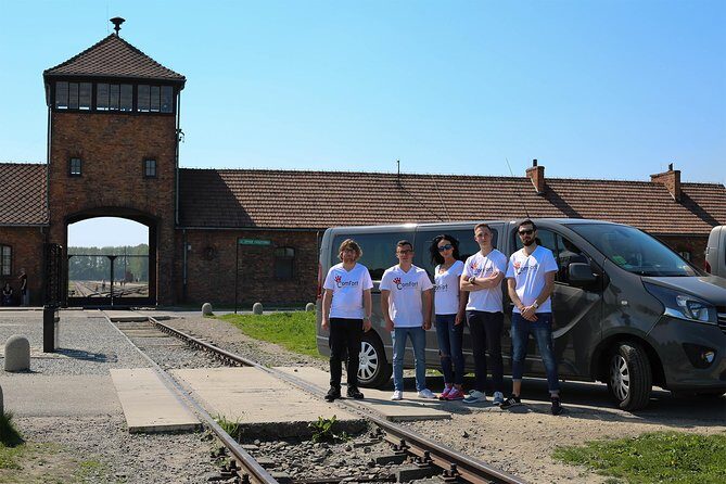 Auschwitz Birkenau: Live-Guided Tour with Transportation and Hotel Pickup - English guide expectations: how to reduce the chance of language disappointment