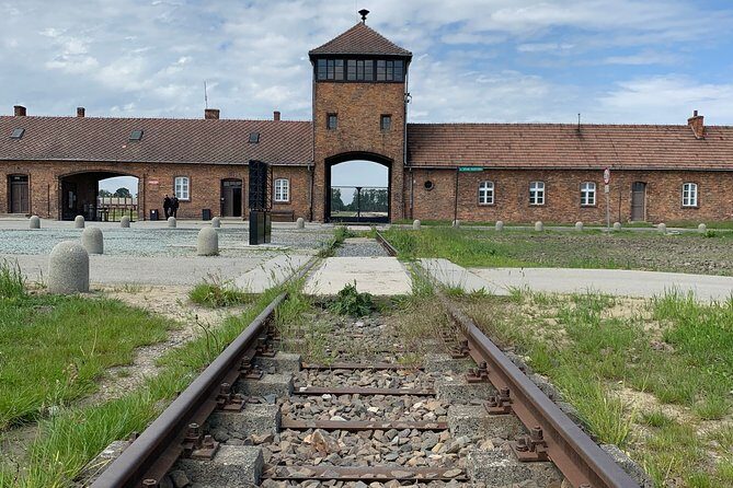 Auschwitz Trip From Krakow - English Speaking Guided Tour - Entering Panstwowe Muzeum Auschwitz-Birkenau: rules you must follow