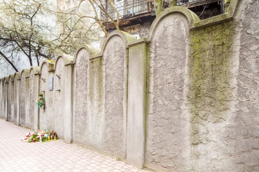 Cracow - Guided Tour of the Jewish Ghetto - Finding the remaining ghetto wall fragment