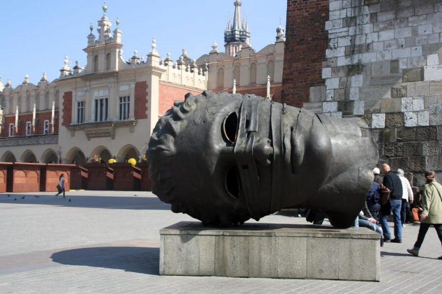 Cracow's Old Town sightseeing & St. Mary's Basilica Visit - Key points at a glance