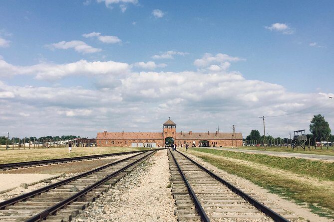 From Cracow: Auschwitz- Birkenau Tour with transportation - The main trade-offs: value versus control