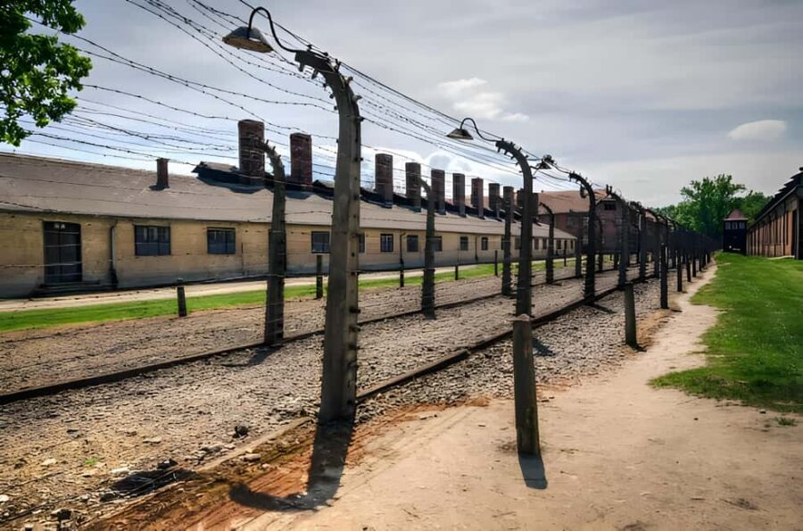 From Krakow: Auschwitz & Birkenau Guided Tour with Pick up - From Kraków pickup to the memorial bus: planning the day