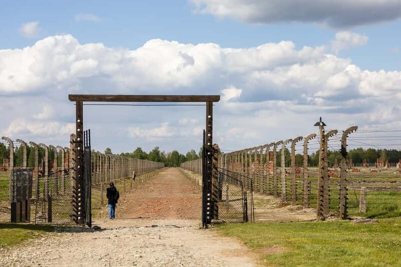 From Krakow: Auschwitz-Birkenau Guided Tour with Transport - The Short Transfer to Birkenau: A Necessary Pause