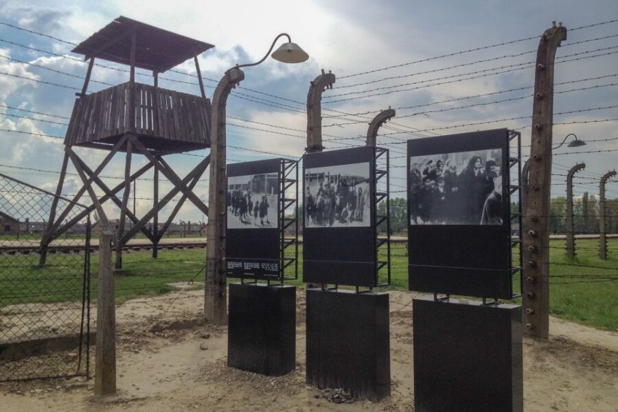 From Krakow: Auschwitz-Birkenau Private or Shared Tour - From Krakow to Auschwitz: how the day is staged