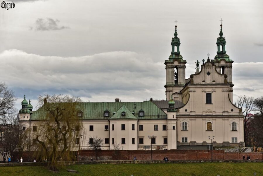 From Krakow: Częstochowa "Black Madonna" Day Tour - Entering the sanctuary: skipping the line and focusing on the Chapel
