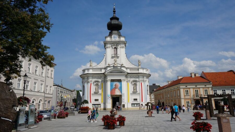 From Krakow: Full-Day Wadowice & Czestochowa Tour - Arriving in Czestochowa: the shift from biography to spiritual focus