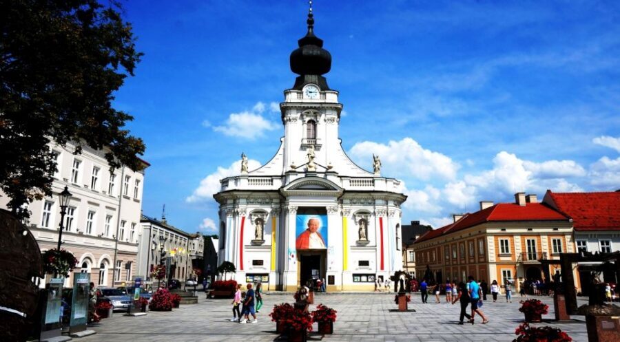 From Krakow: Wadowice & Sanctuary of Divine Mercy Tour - The kremowka break and lunch: eating on a pilgrimage schedule