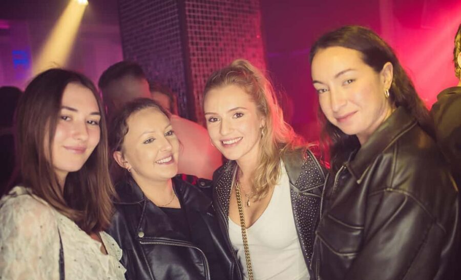 Fun explorers pub Crawl with 1 hour open bar and 3 VIP clubs - The real itinerary: bar first, then three clubs, with an optional Shine stop