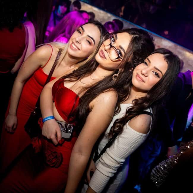 Fun explorers pub Crawl with 1 hour open bar and 3 VIP clubs - Language and group style: who it’s for