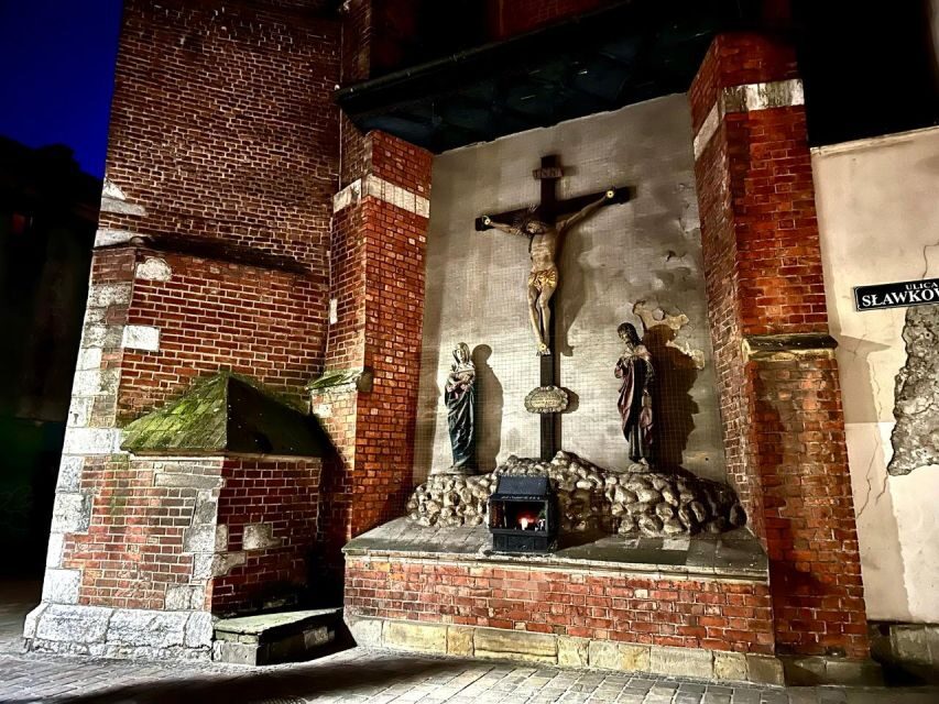 Ghosts & Crimes: Macabre Kraków Walking Tour in English - Tone and Storytelling: English Guide Power (and Damien’s Humor)