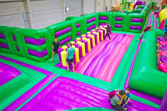 GOjump MEGAPARK Kraków-Sikorki 1h ticket: GOair Inflatable Park - Entering GOair at GOjump MEGAPARK: what the hour really feels like