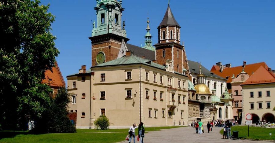 Guided Tour of the Wawel Castle & Cathedral in Cracow - Porcelain, arms, and Ottoman tents: Poland at the crossroads