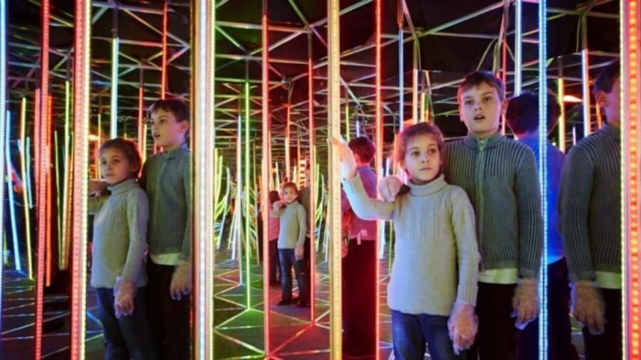 Krakow: 4 Mazes and Living Butterfly Museum Entry Ticket - Glass Maze: a bonus puzzle space included with your ticket