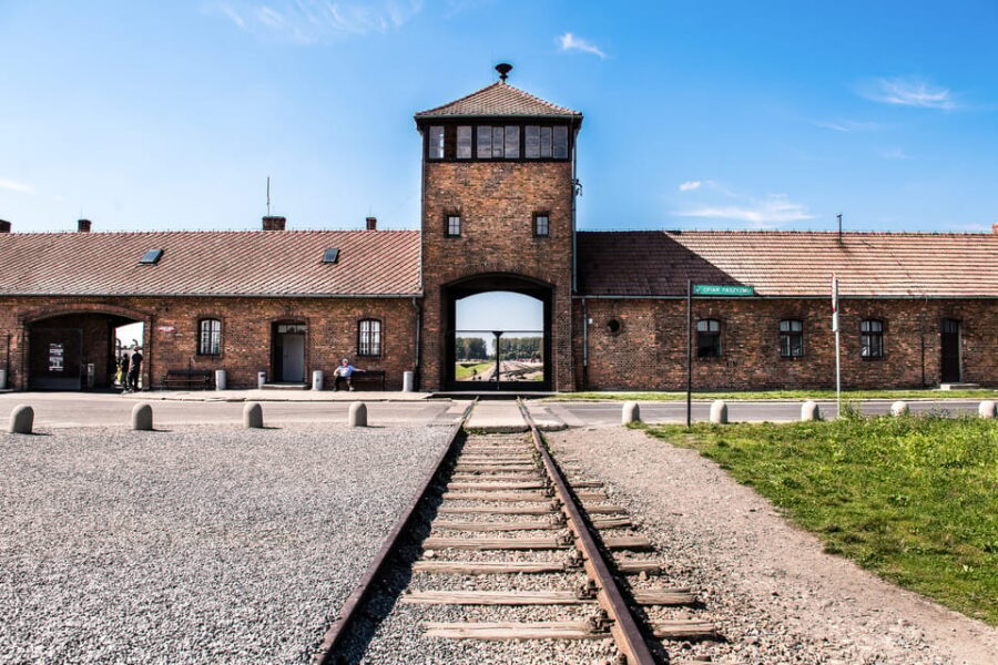 Krakow: Auschwitz-Birkenau & Wieliczka Salt Mine Day Tour - Auschwitz I, then Auschwitz II: how the tour keeps you moving