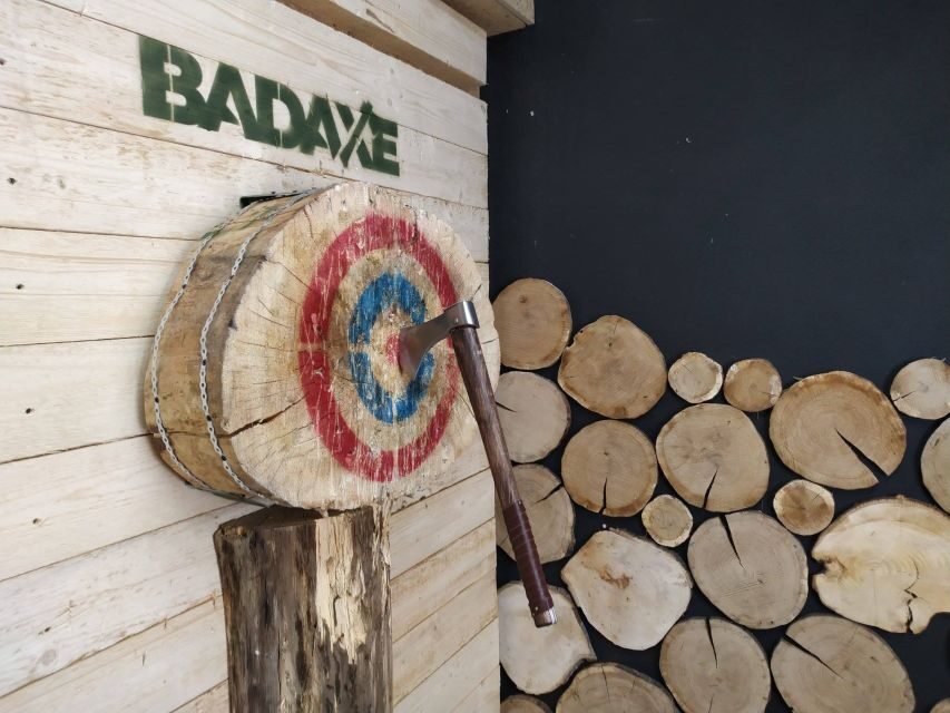 Krakow: Axe Throwing Fun - Throwing Games and Trick Shots for Friend Competition