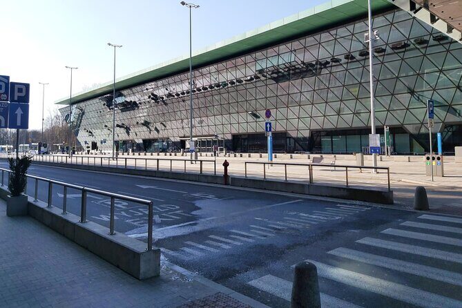 Kraków Balice Airport Transfer: Private One Way - Price and value: is $32.10 per group a smart deal?