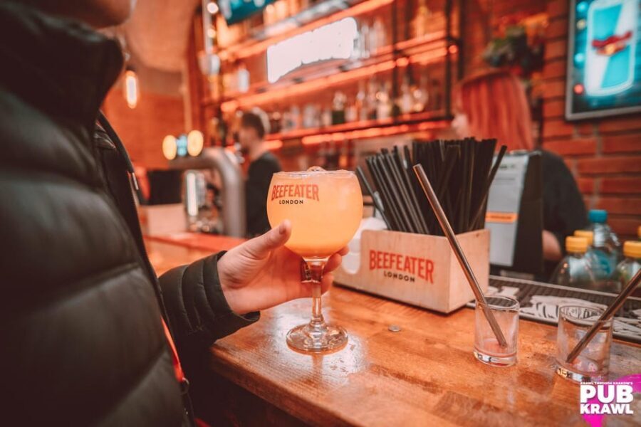 Krakow: Bottomless Brunch with 3-Course Meal and Drinks - The Menu: Nachos, a Burger Staple, and Cake to Finish