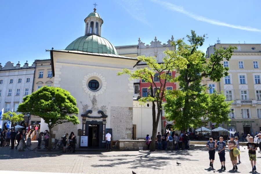 Krakow: Full Tour Regular 1.5h guided city tour by E-Cart - Audio guide in 28 languages: pick the right one and don’t multitask