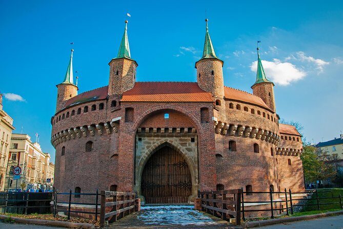 Krakow: Guided Sightseeing Tour by golf cart/buggy - Why a covered golf cart is a smart way to see Krakow