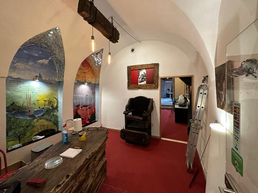 Kraków: Guided Tour of the Torture Museum - The executioner and aides: the theatrical layer that shapes your attention