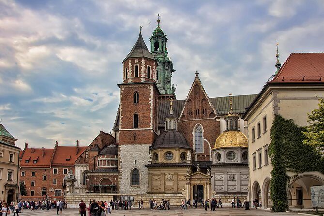 Krakow: Guided Tour of Wawel Castle & Cathedral - The walking reality: how the 2-hour route feels on your feet