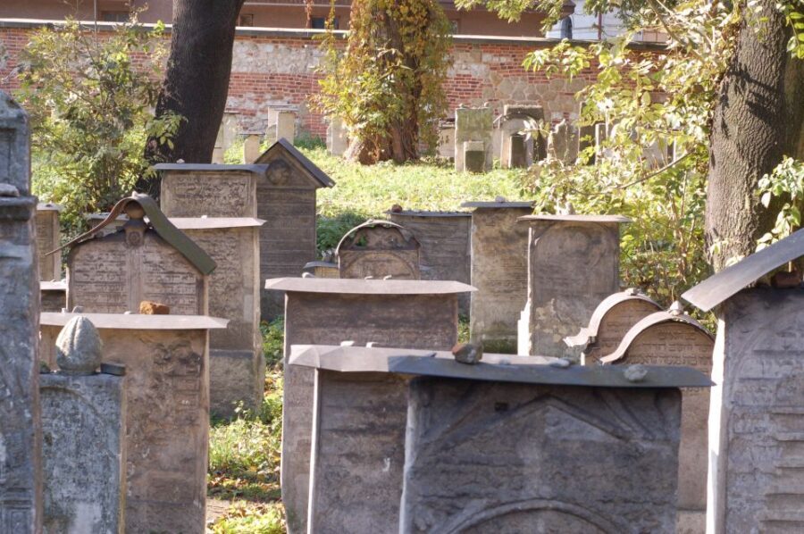 Krakow: Jewish Quarter Guided Walking Tour - Rain-or-shine planning and what to pack for old-street walking