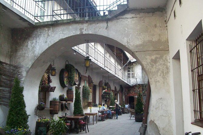 Krakow Kazimierz and Jewish Ghetto Tour with Synagogues - Museums, ghetto walls, and memorial squares: how the story becomes concrete
