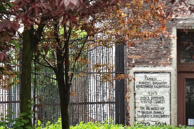 Krakow Kazimierz and Jewish Ghetto Tour with Synagogues - Cemetery time and the quiet weight of continuity