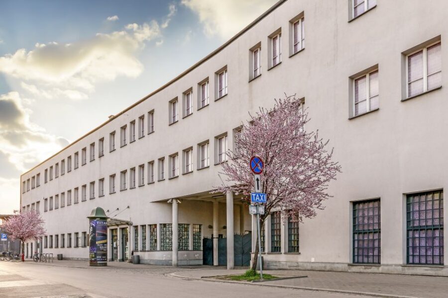 Krakow: Kazimierz by Golf Cart and Schindler's Factory Tour - Who this tour is best for (and who should think twice)