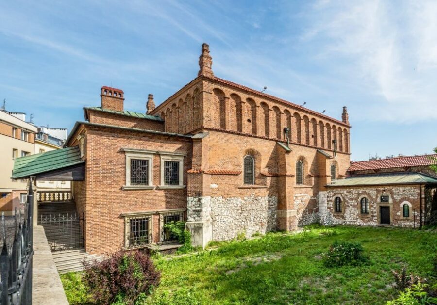 Krakow: Kazimierz Jewish Quarter Guided Walking Tour - Synagogue Sights: How the Route Builds Meaning