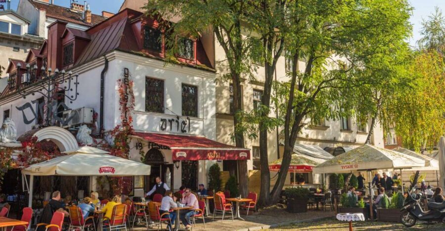 Krakow: Kazimierz Jewish Quarter Walking Tour - Szeroka Street and the Old Synagogue area: the emotional center