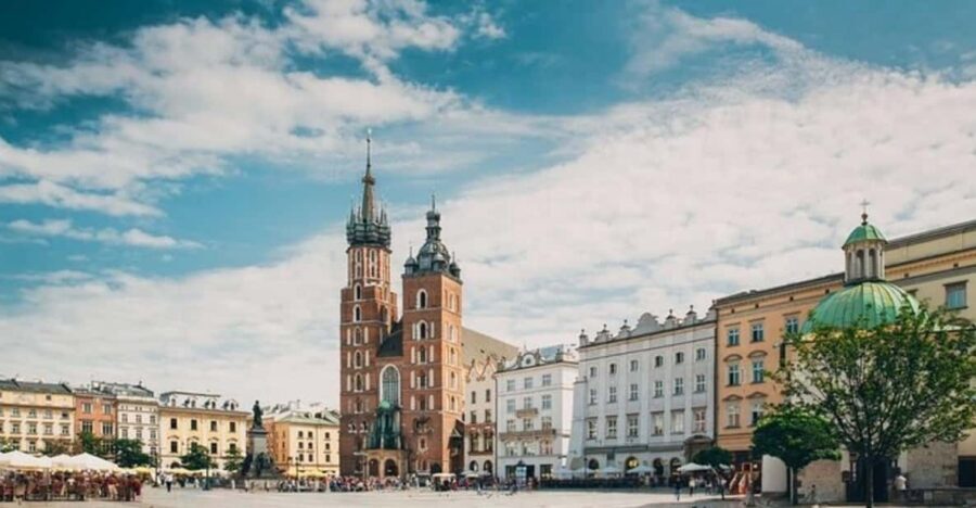 Krakow : Must-See Walking Tour With A Guide - A 3-hour Old Town walk that hits the big notes