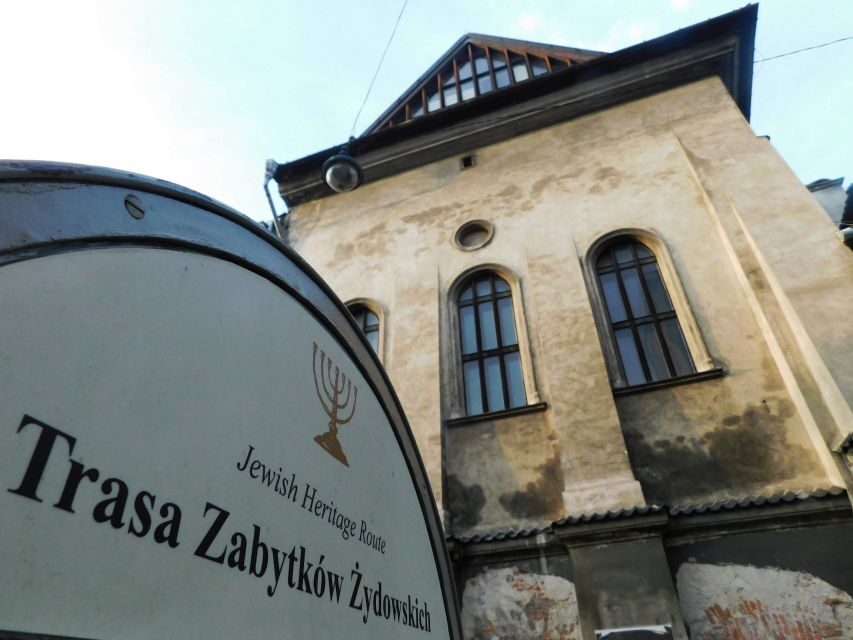 Krakow Old Town and Jewish Quarter in one guided walk - Franciscan Church photo stop: a quick architectural pause