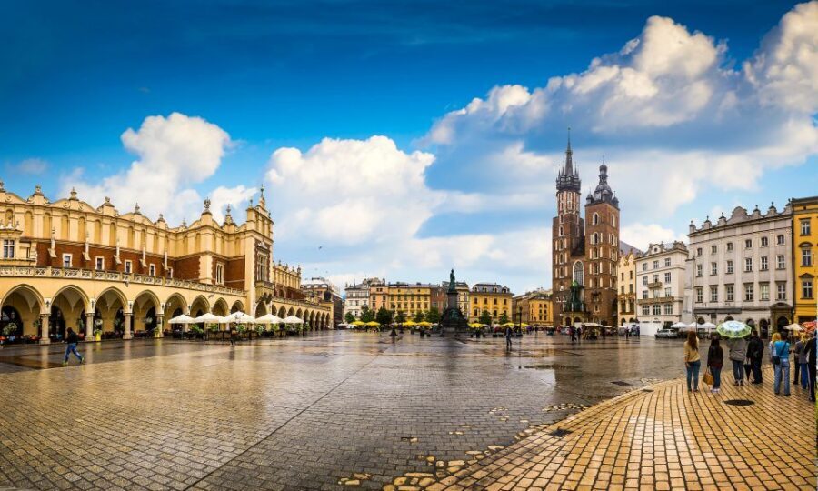 Krakow: Old Town Highlights Private Walking Tour - Kazimierz and the Tempel Synagogue: Jewish heritage with a WWII lens