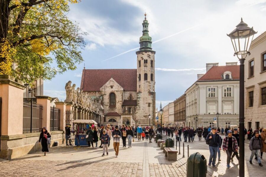 Krakow: Old Town short walk with St. Mary's Basilica visit - Languages and Group Feel: Choosing the Right Departure