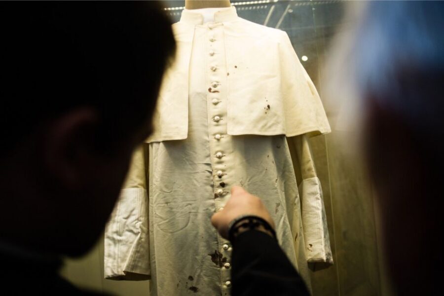 Krakow: Pope John Paul II Guided Tour with Home & Sanctuary - Key points to know before you go