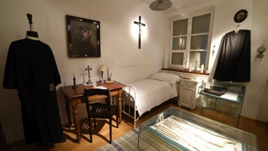 Krakow: Pope John Paul II Guided Tour with Home & Sanctuary - Who this tour suits best (and who should skip it)