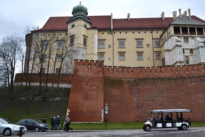 Krakow: Private Guided City Tour by Electric Car - Stop 2: Royal castle (Wawel Castle) and the picture-perfect payoff