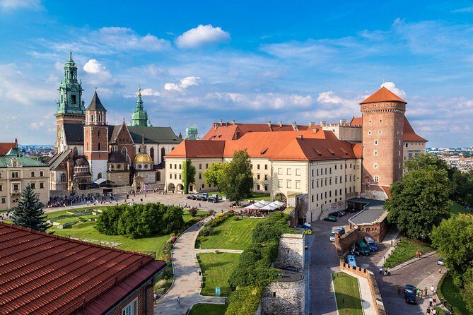 Krakow Private Walking Tour with Schindler's Factory - St. Mary’s Basilica and Rynek Glówny: start with Krakow’s loudest icons