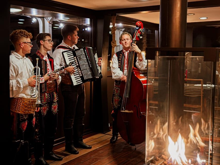 Krakow: Regional Polish Dinner with Vistula River Cruise - The Vistula River Cruise: 30 Minutes of Wawel at Night