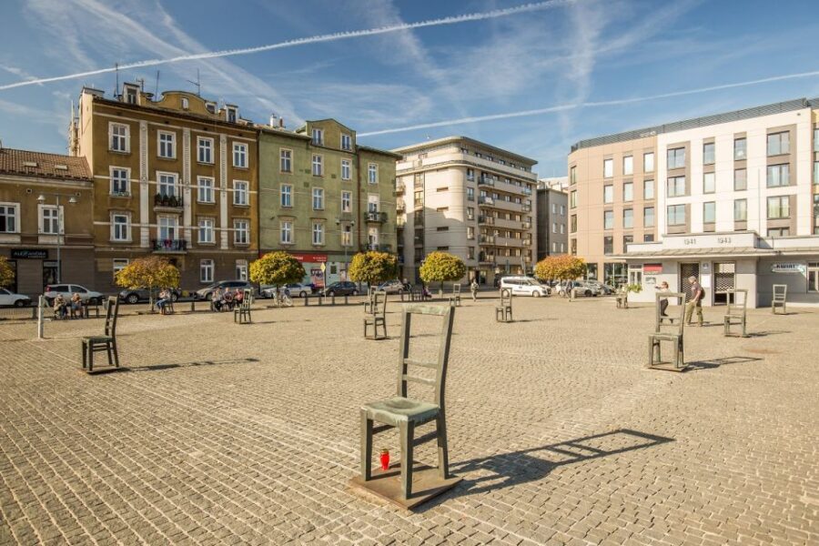 Krakow: Schindler's Factory and Jewish Ghetto Guided Tour - Podgórze walking tour: the ghetto wall, remaining structures, and street-level meaning