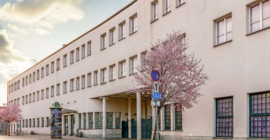 Krakow: Schindler's Factory Guided Tour - Getting there on Lipowa 4 and entering without fuss