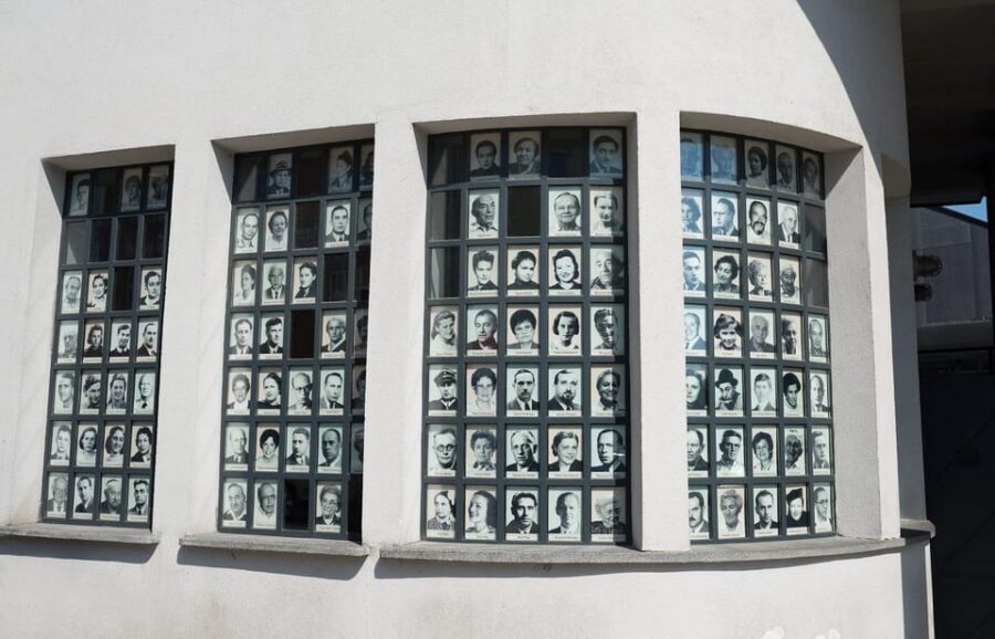 Kraków: Schindler’s Factory & Jewish Ghetto Guided Tour - Group size, timing, and comfort in narrow spaces
