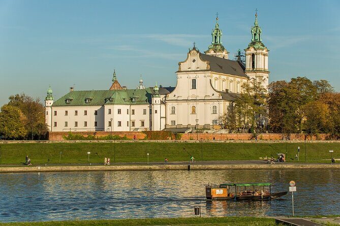 Krakow: Sightseeing Cruise on the Vistula River - Inflancki Boulevard and finding the right boat at Paulińska