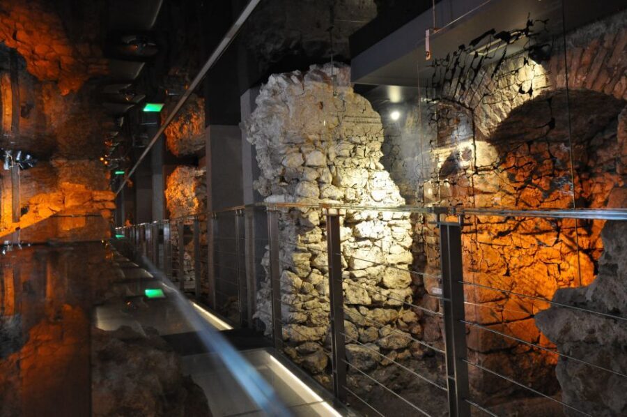 Krakow: Skip the Line Underground Museum and Old Town - Old Town on the UNESCO Royal Route: Wawel Hill to Cloth Hall