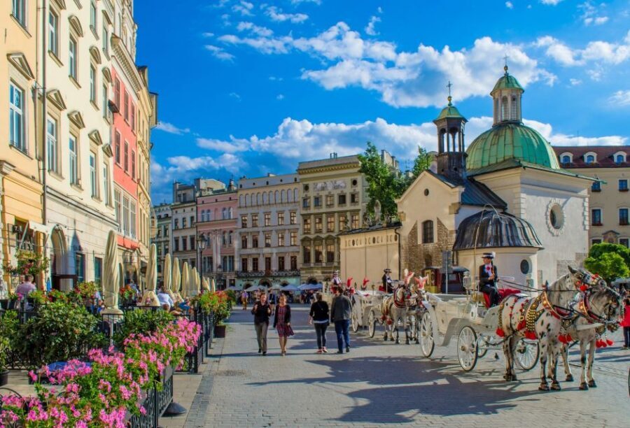 Krakow: Skip-the-Line Wawel Castle & Old Town Guided Tour - Getting There and Timing Without Stress