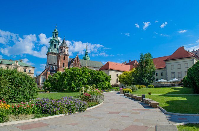 Krakow: Skip-the-Line Wawel Castle & Old Town Guided Tour - Outside First: Defensive Walls, Dragon, and Wawel Cathedral Views