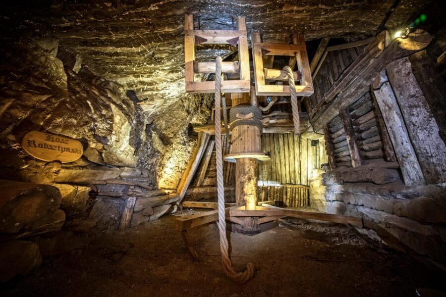 Krakow: UNESCO Underground Boat Expedition & Salt Mine Tour - Guides and the little touches that make it feel personal