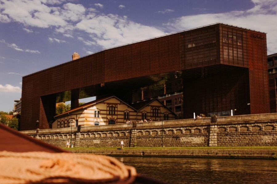 Krakow: Vistula Night Cruise by Gondola w/ Audio Commentary - Kazimierz at Night: Your Cruise’s First Big Moment